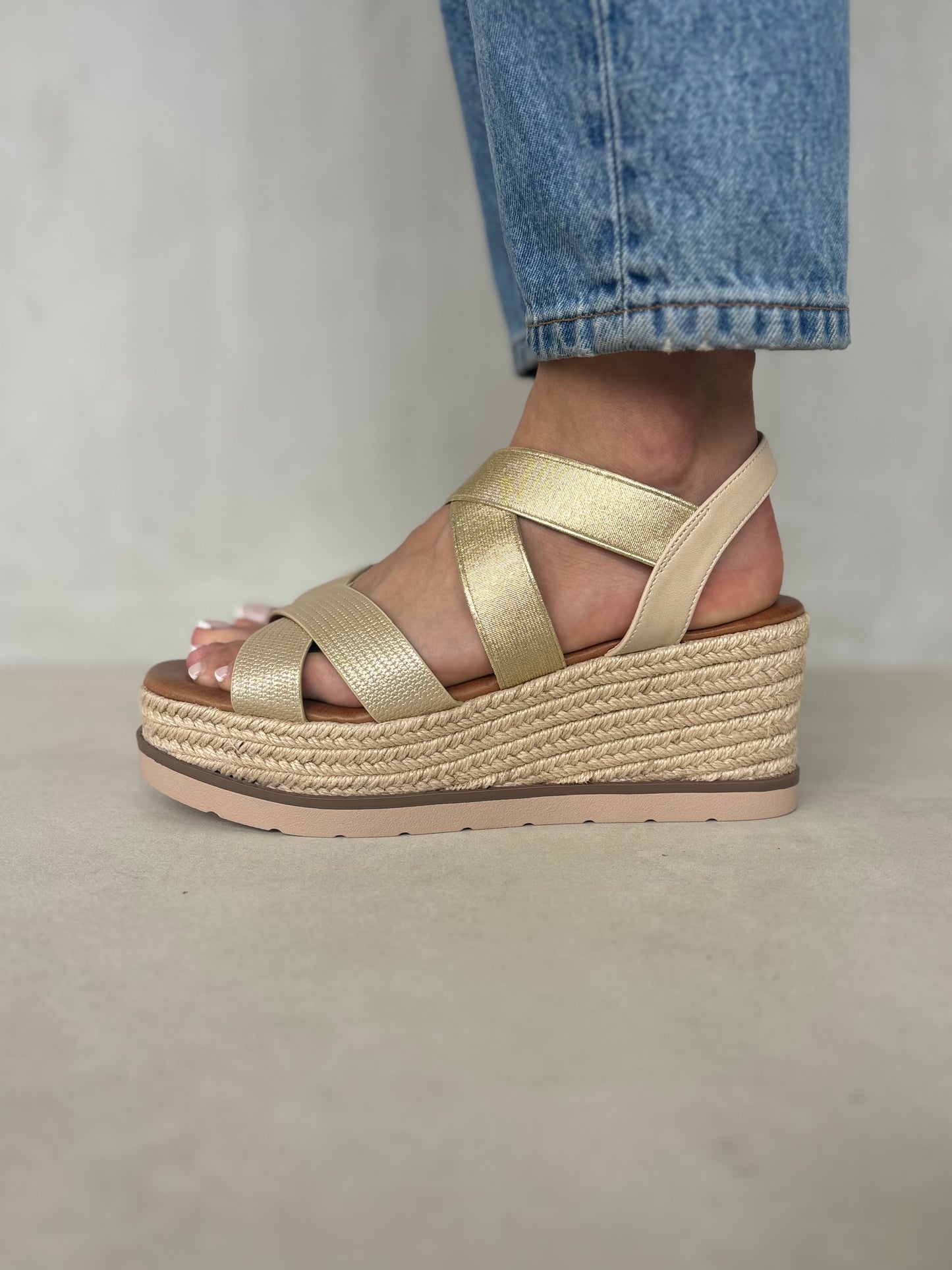 13747 - Sandalias para Mujer en Beige Rosado con Cuña de Yute y Tiras Elásticas