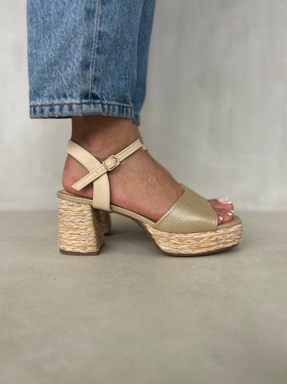 13751 – Sandalias con Plataforma – Estilo Casual en Tonos Beige Dorado