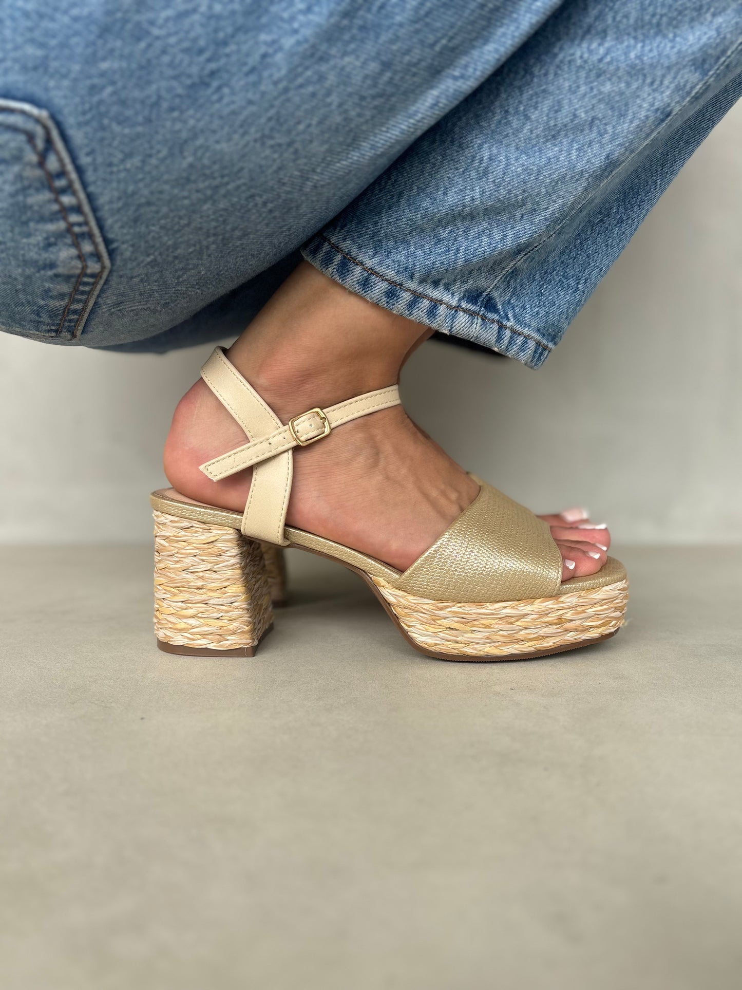 13751 – Sandalias con Plataforma – Estilo Casual en Tonos Beige Dorado