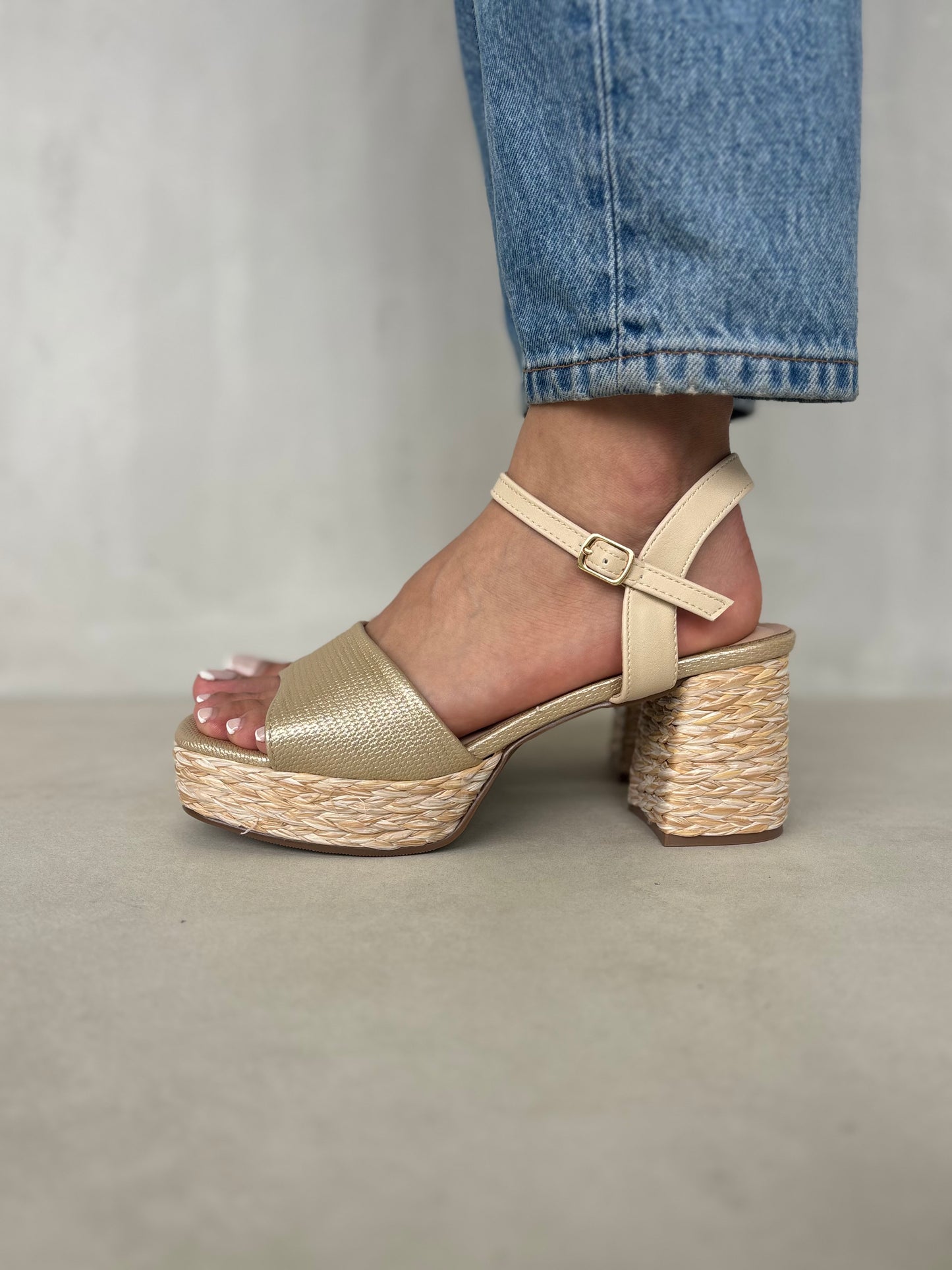 13751 – Sandalias con Plataforma – Estilo Casual en Tonos Beige Dorado