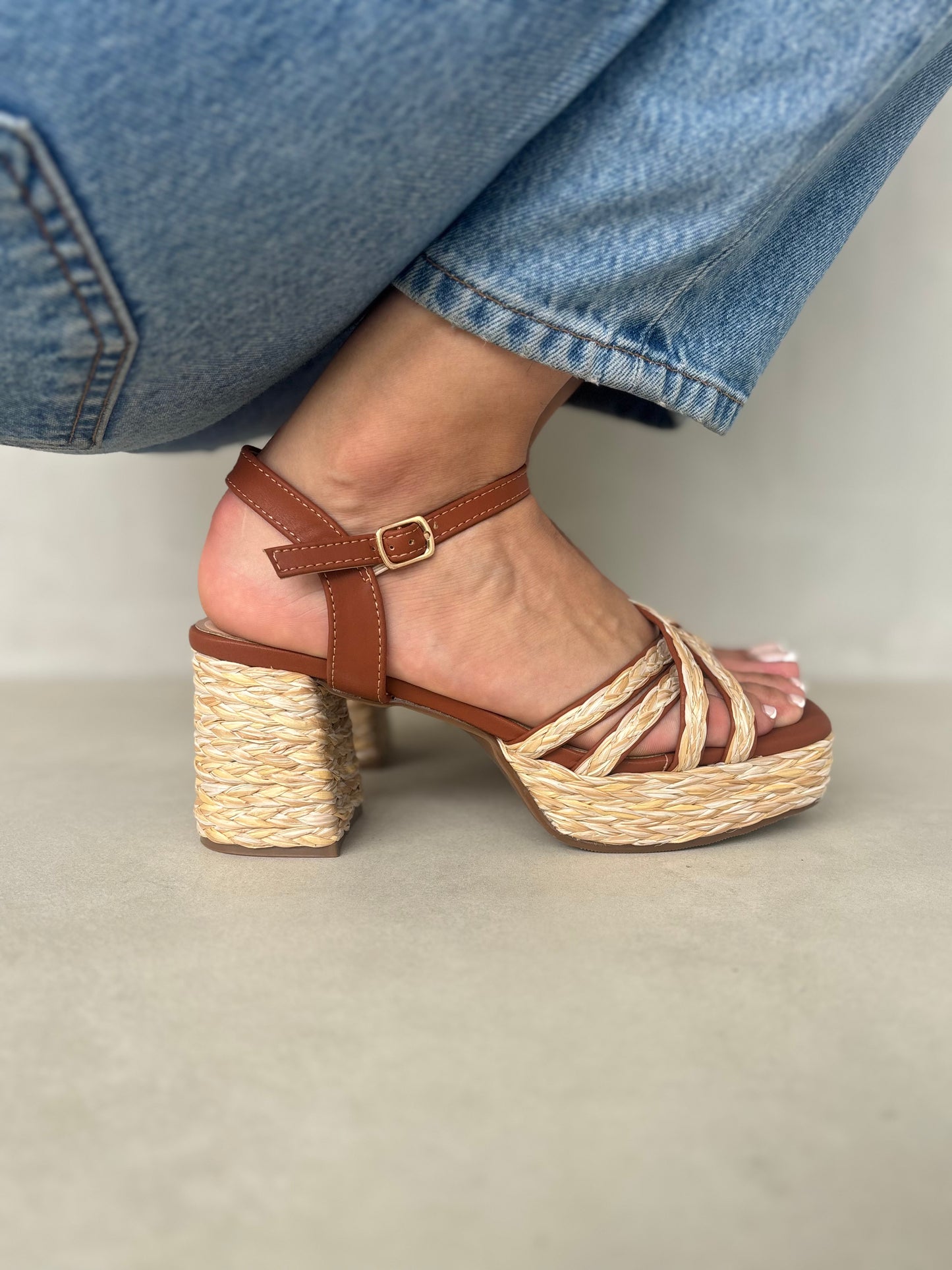 13749 - Sandalias de Tacón con Plataforma – Color Marrón con Detalle de Yute