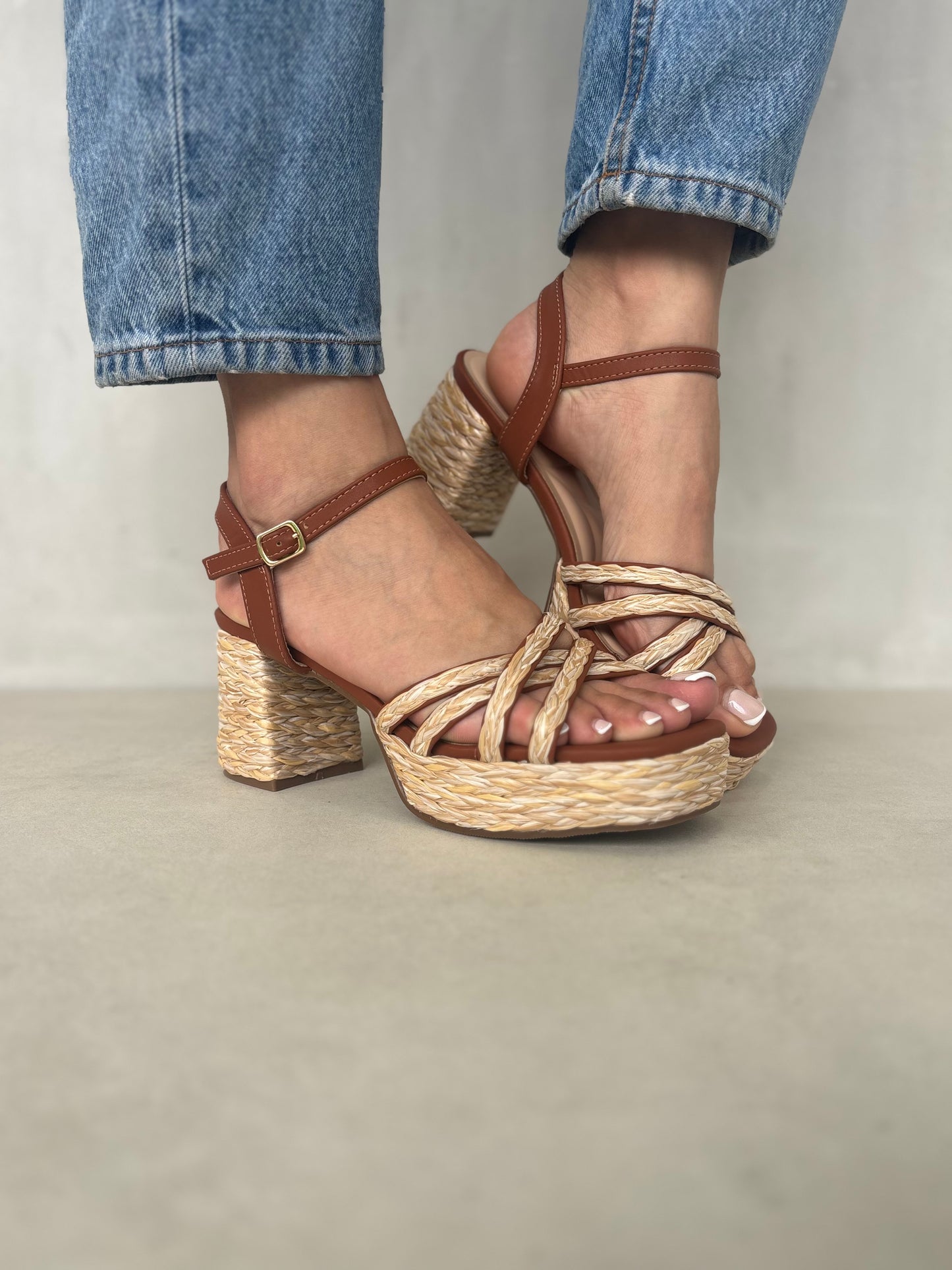 13749 - Sandalias de Tacón con Plataforma – Color Marrón con Detalle de Yute