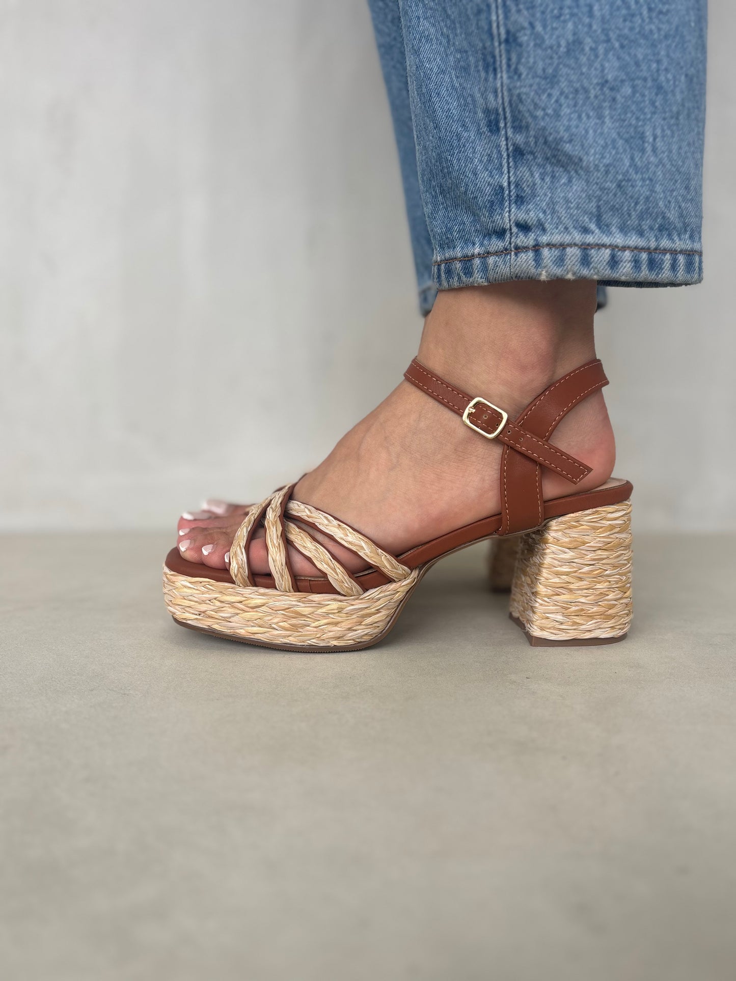 13749 - Sandalias de Tacón con Plataforma – Color Marrón con Detalle de Yute