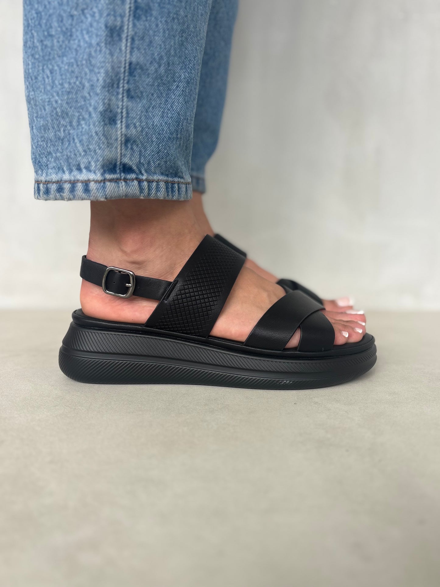 14026 - Sandalias con Plataforma y Correa Ajustable