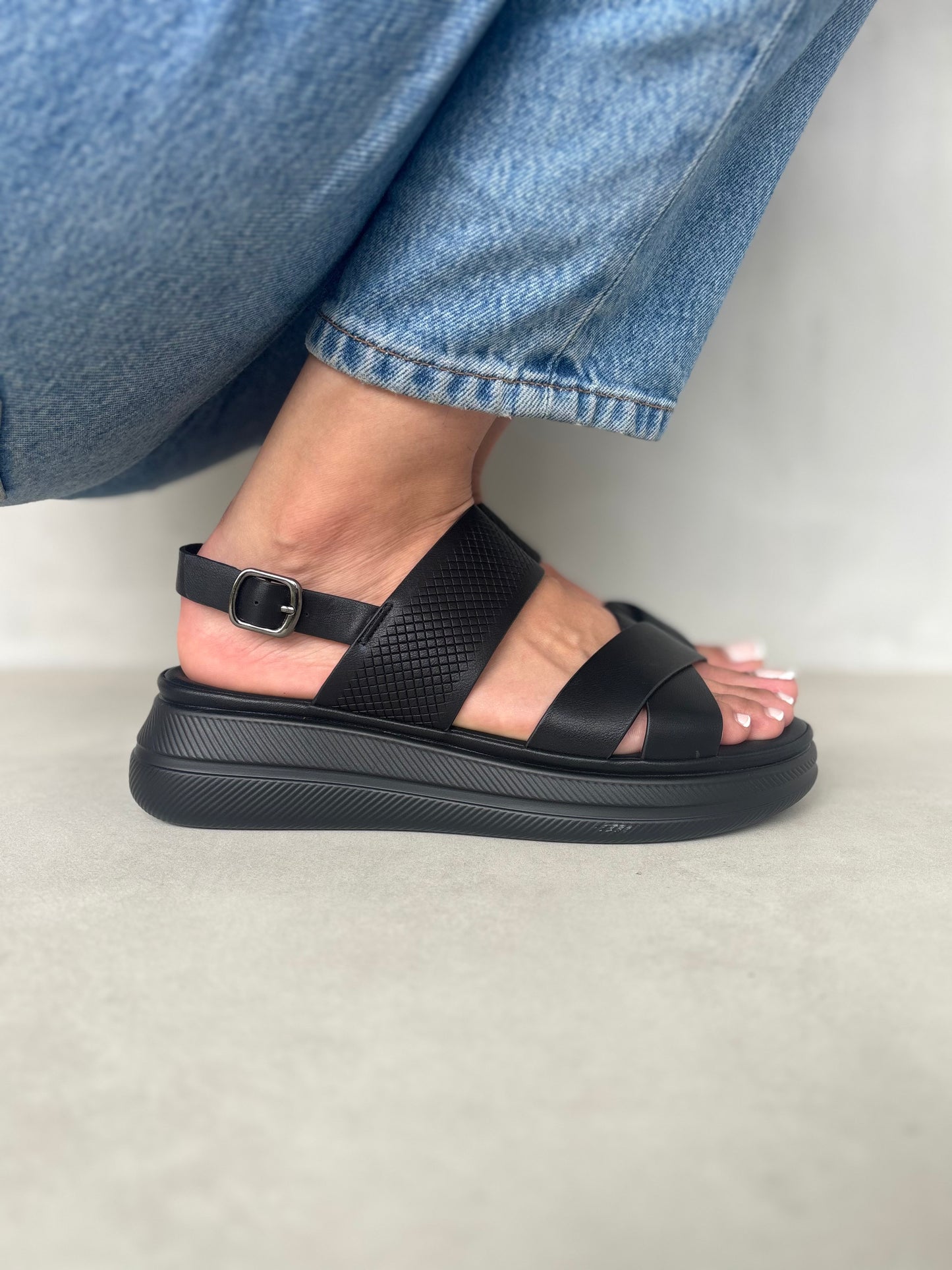 14026 - Sandalias con Plataforma y Correa Ajustable