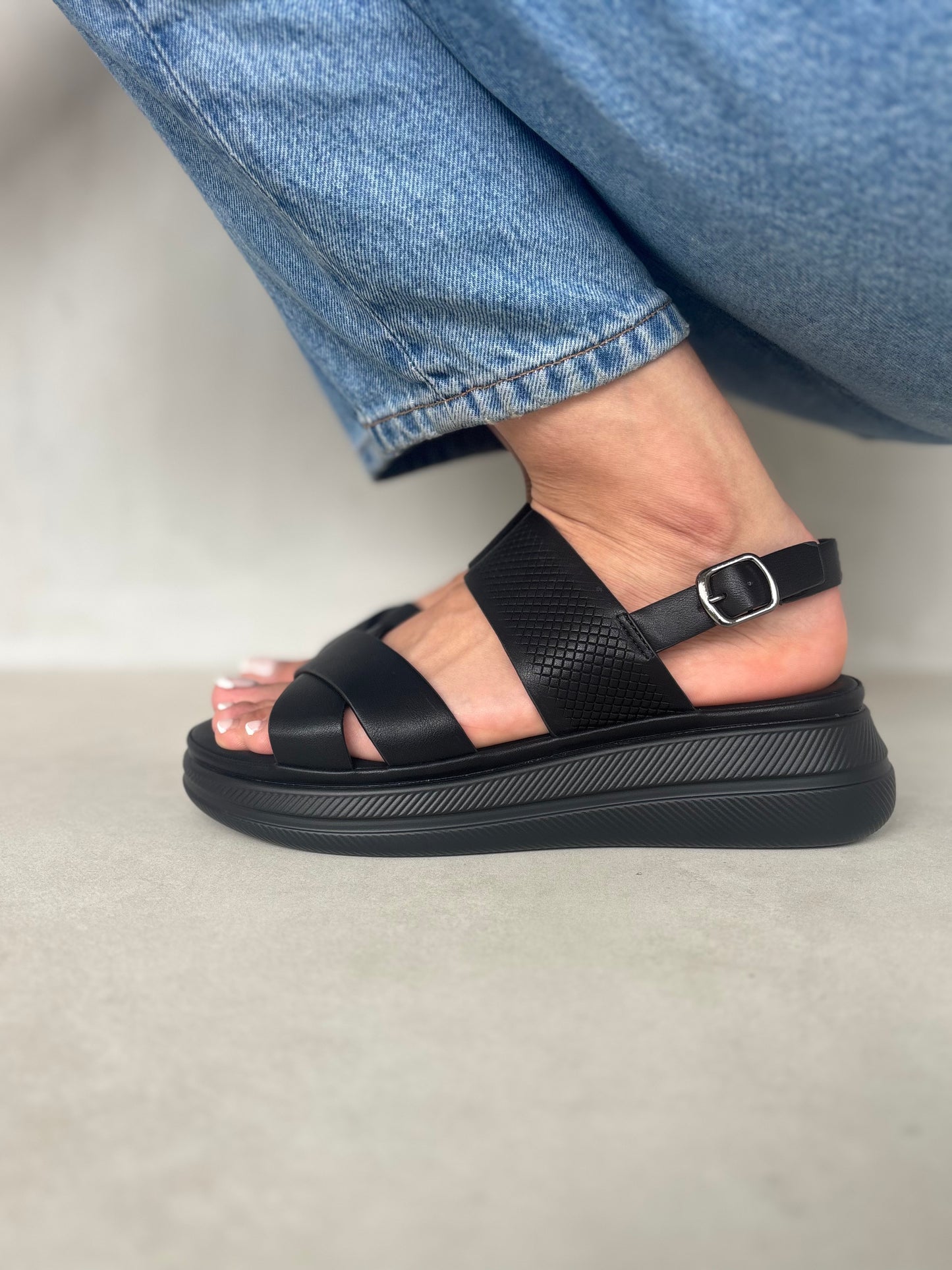 14026 - Sandalias con Plataforma y Correa Ajustable