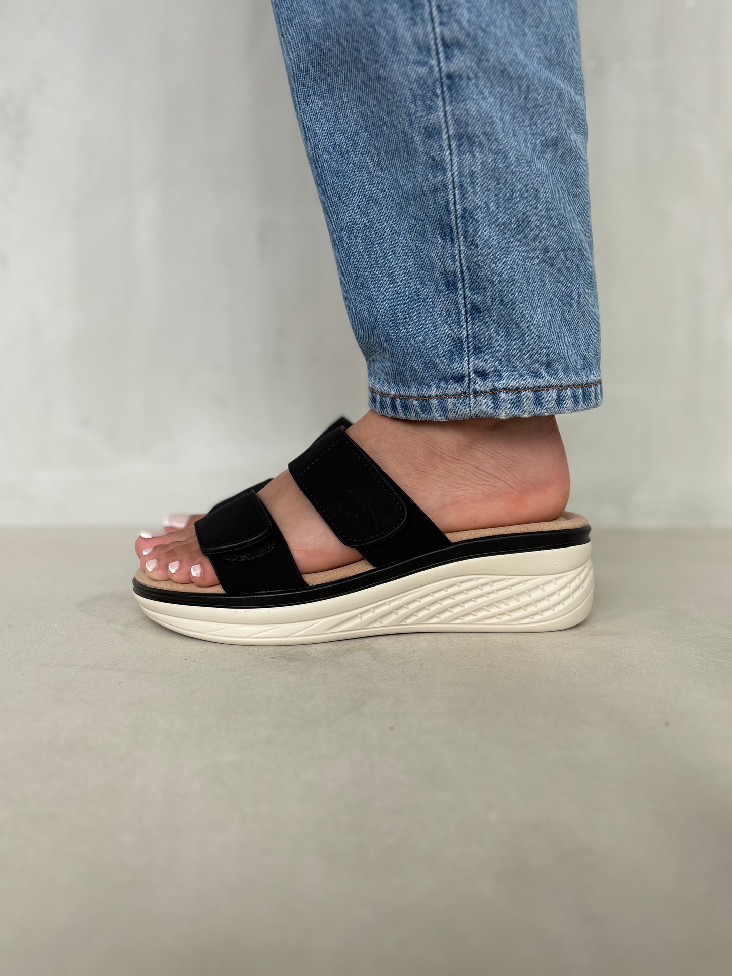 14362 – Sandalias Negras con Plataforma Ergonómica y Cierre de Velcro