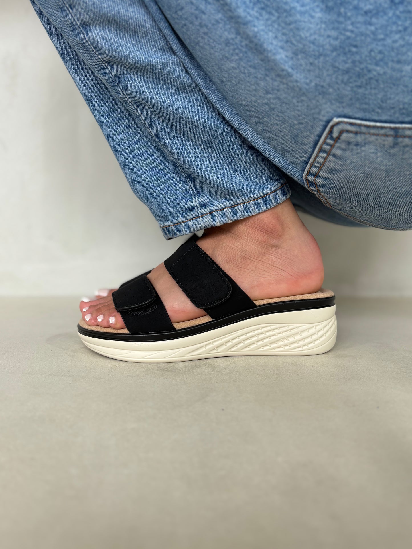 14362 – Sandalias Negras con Plataforma Ergonómica y Cierre de Velcro