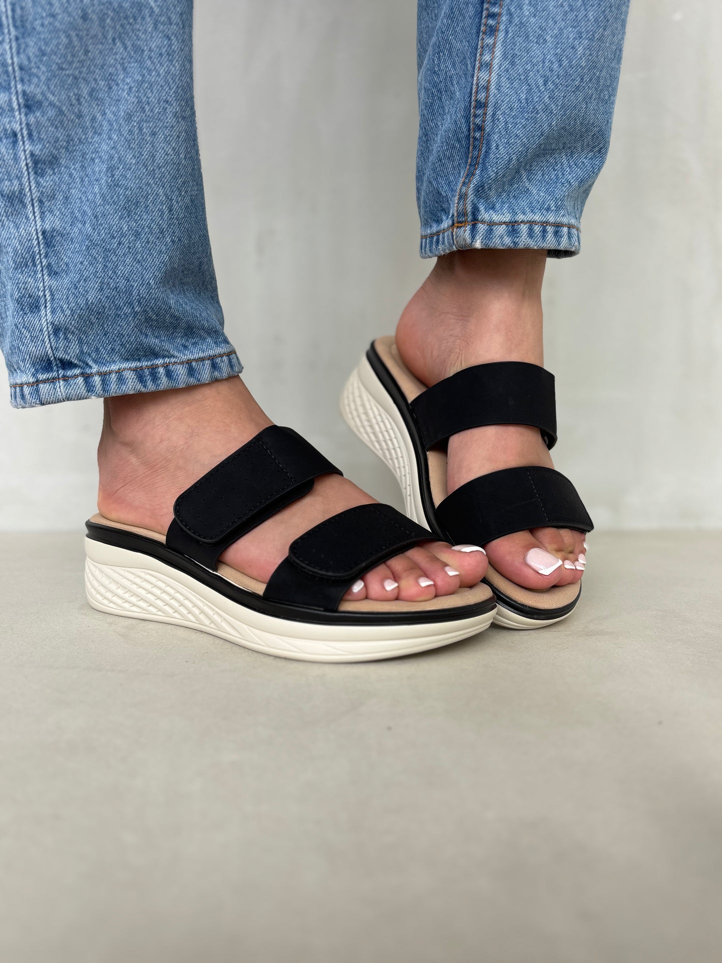 14362 – Sandalias Negras con Plataforma Ergonómica y Cierre de Velcro