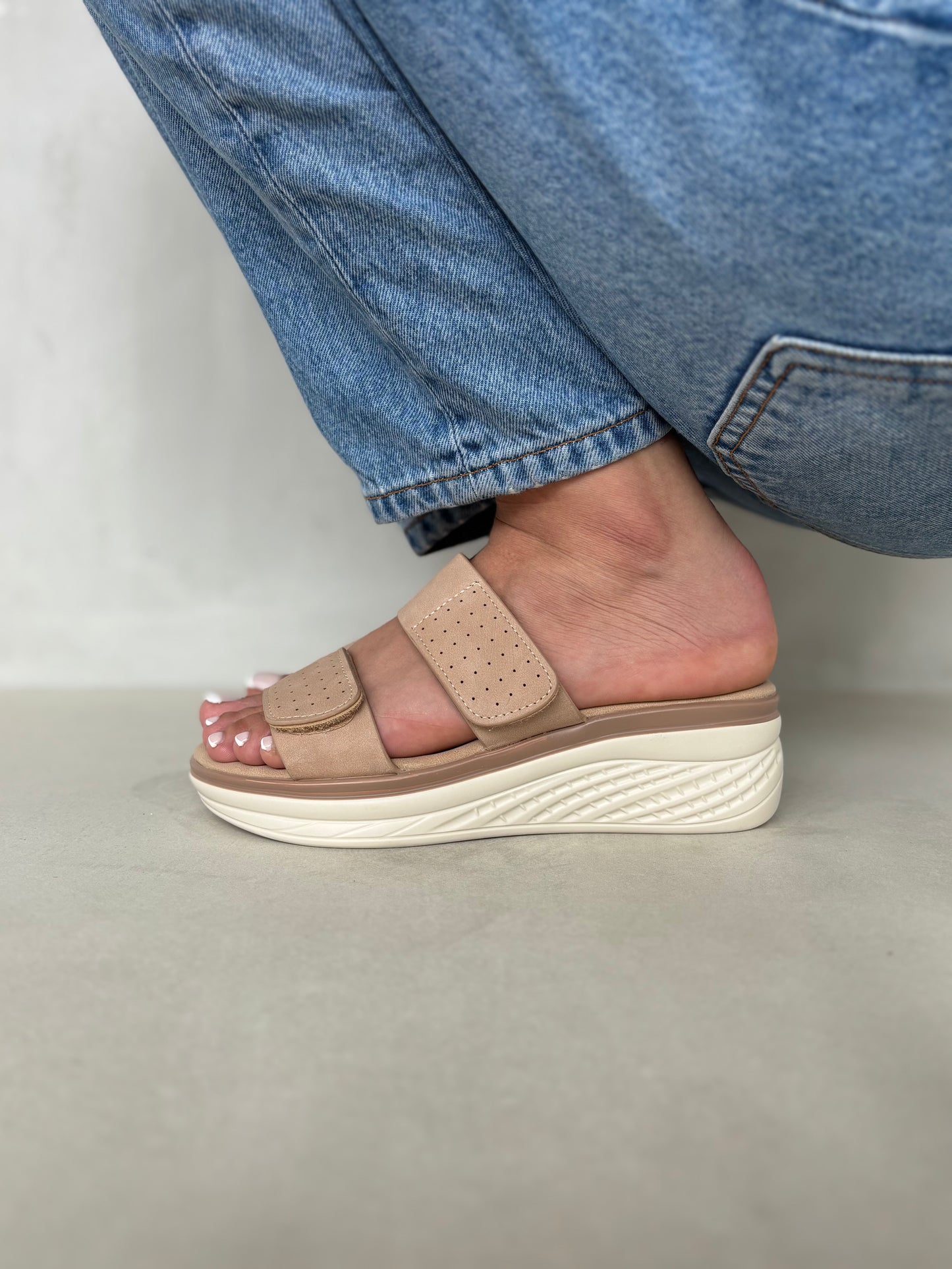 14364 – Sandalias Rosadas con Plataforma Ergonómica y Cierre de Velcro