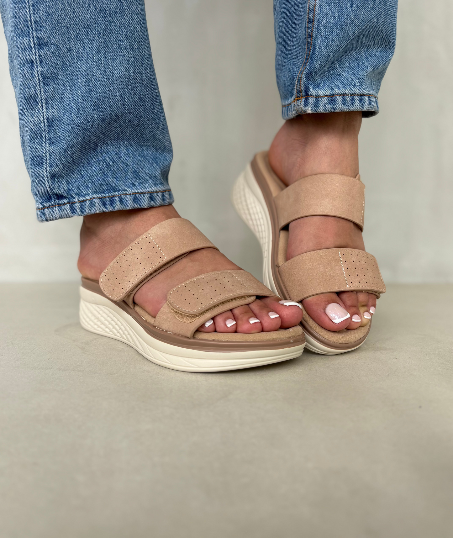 14364 – Sandalias Rosadas con Plataforma Ergonómica y Cierre de Velcro