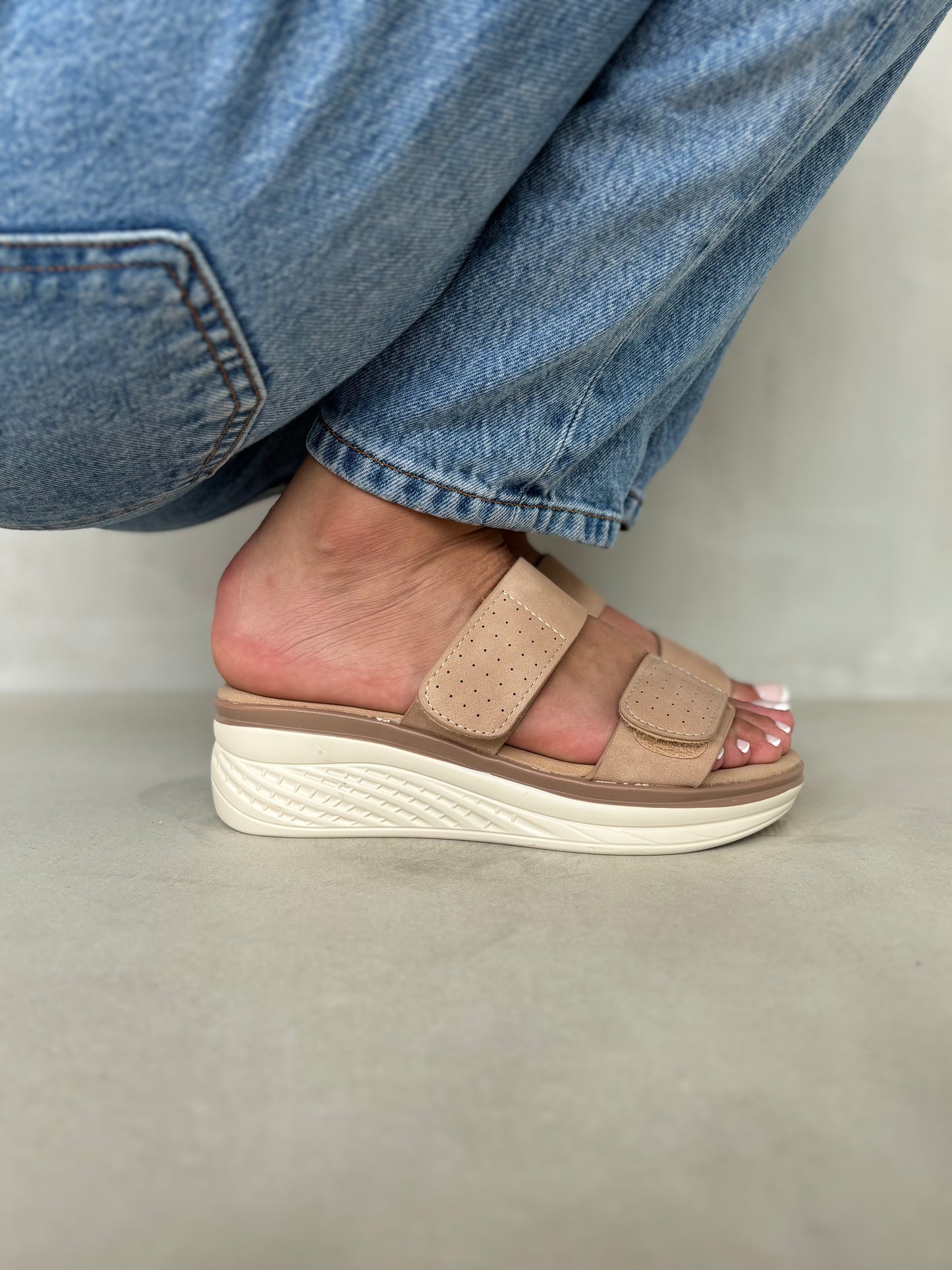 14364 – Sandalias Rosadas con Plataforma Ergonómica y Cierre de Velcro