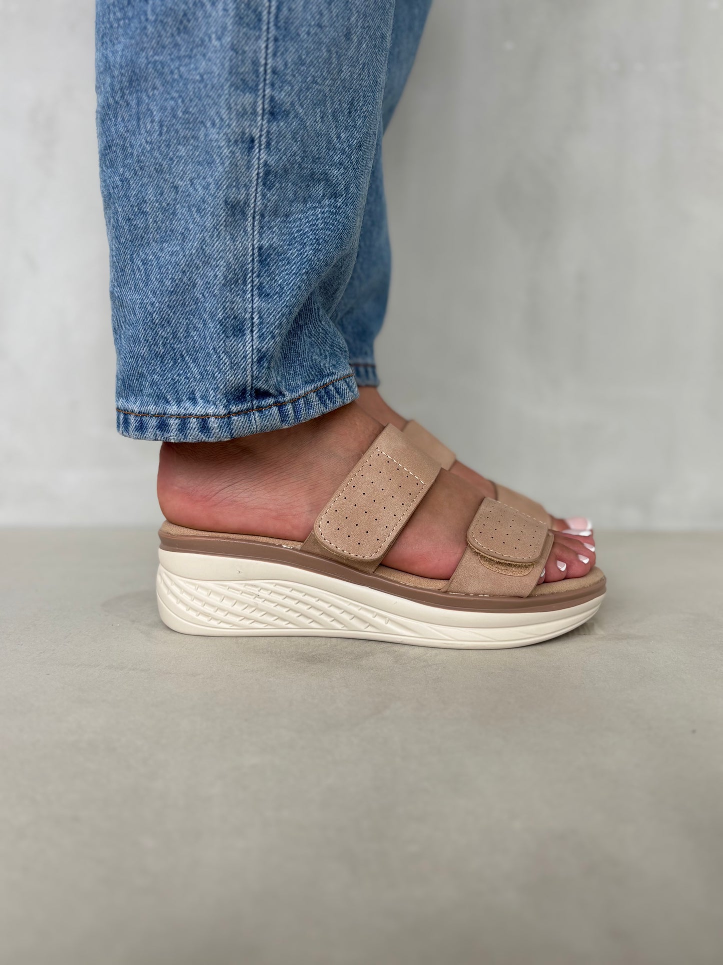 14364 – Sandalias Rosadas con Plataforma Ergonómica y Cierre de Velcro