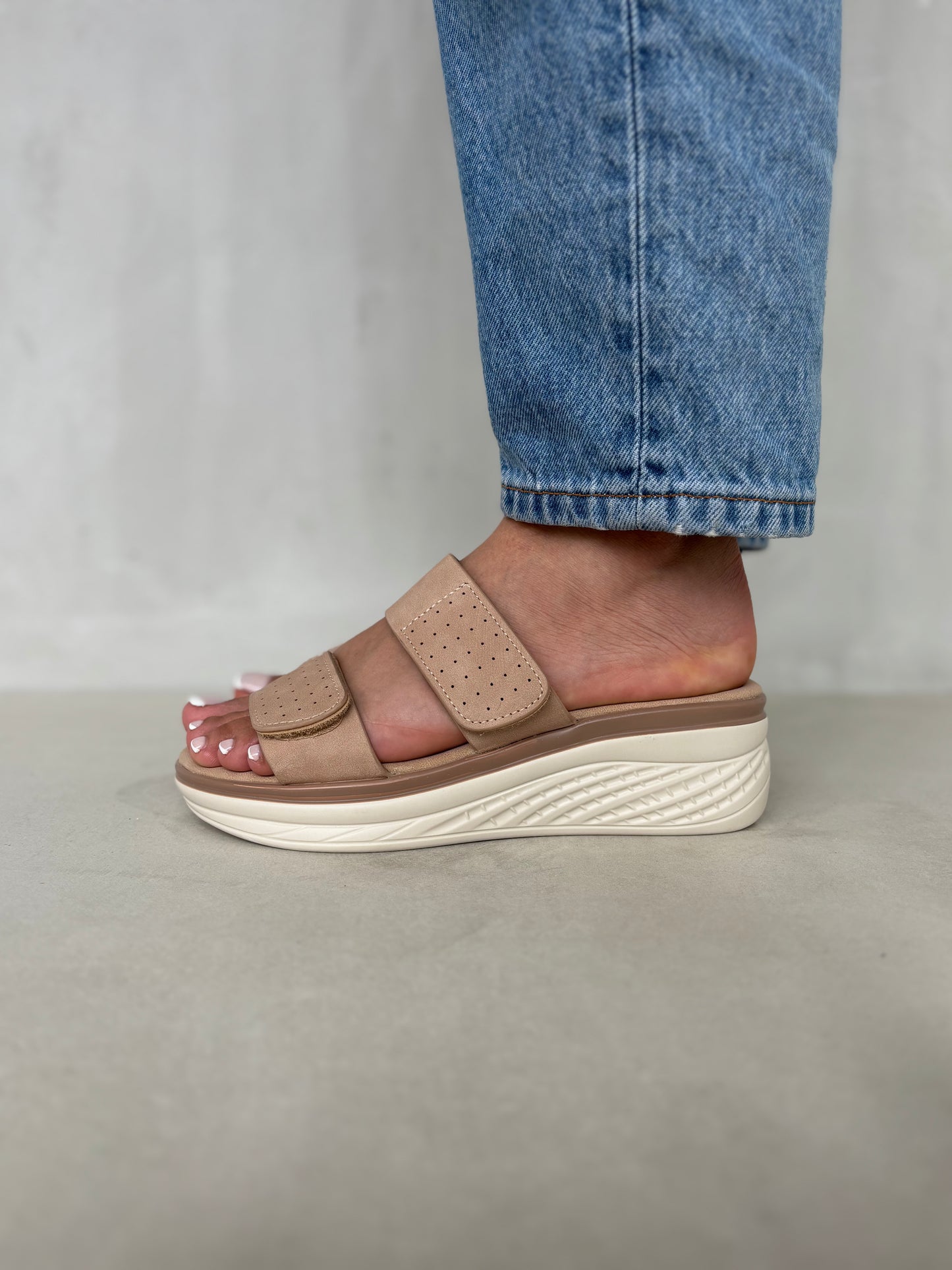 14364 – Sandalias Rosadas con Plataforma Ergonómica y Cierre de Velcro