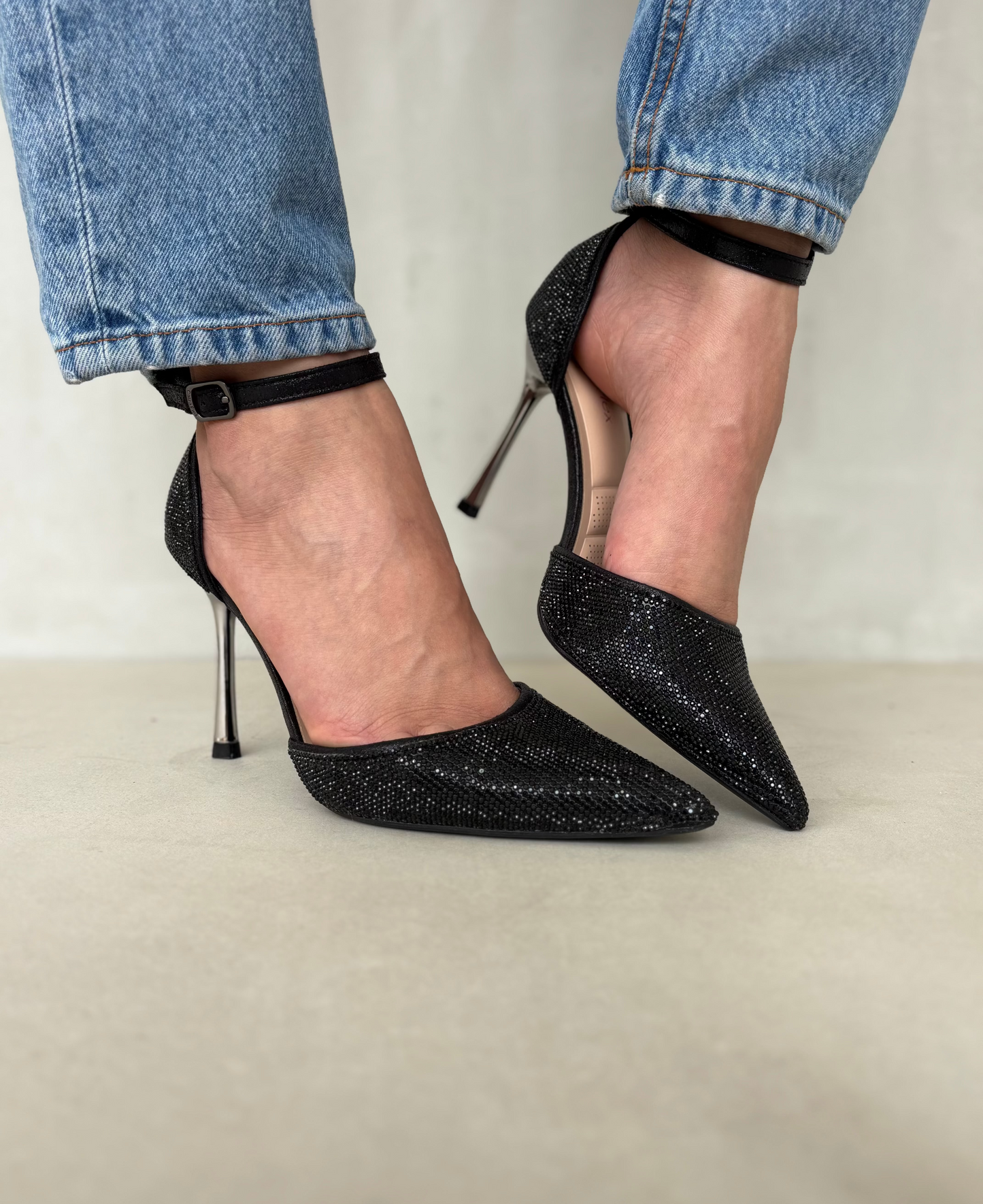 14261 – Tacones Negros con Brillos y Correa al Tobillo