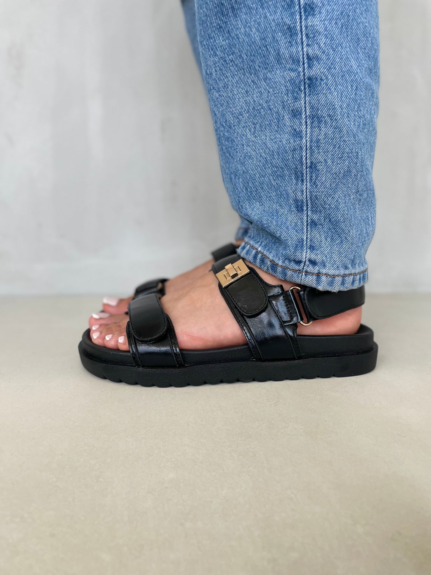 14417 – Sandalias Negras con Hebilla y Suela Ergonómica