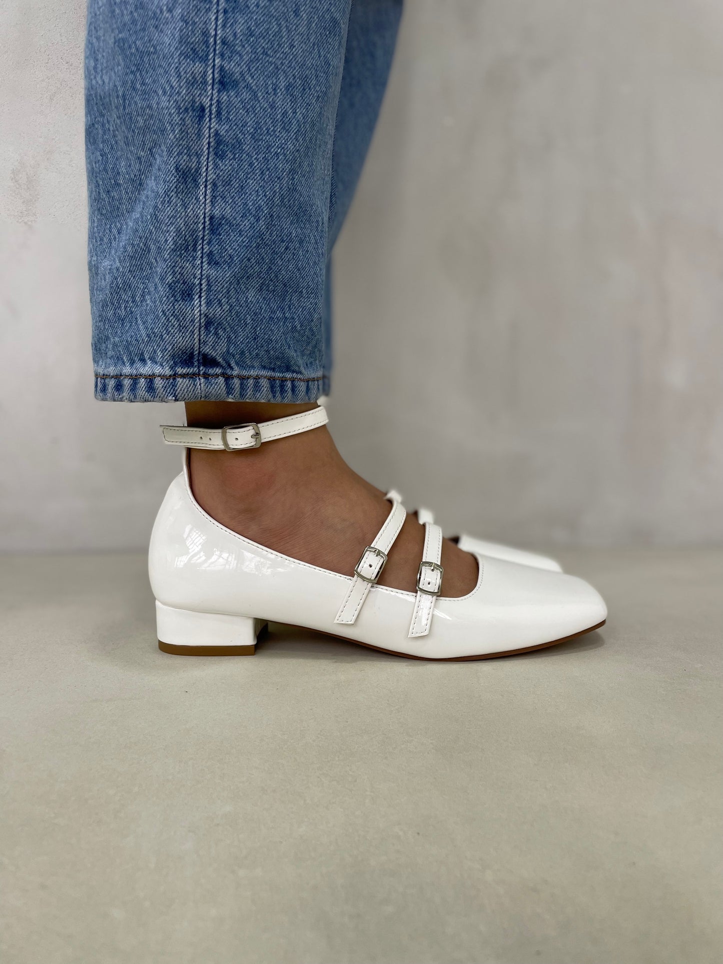 13592 - Zapatos Mary Jane para Mujer en Charol Blanco con Tacón Bajo