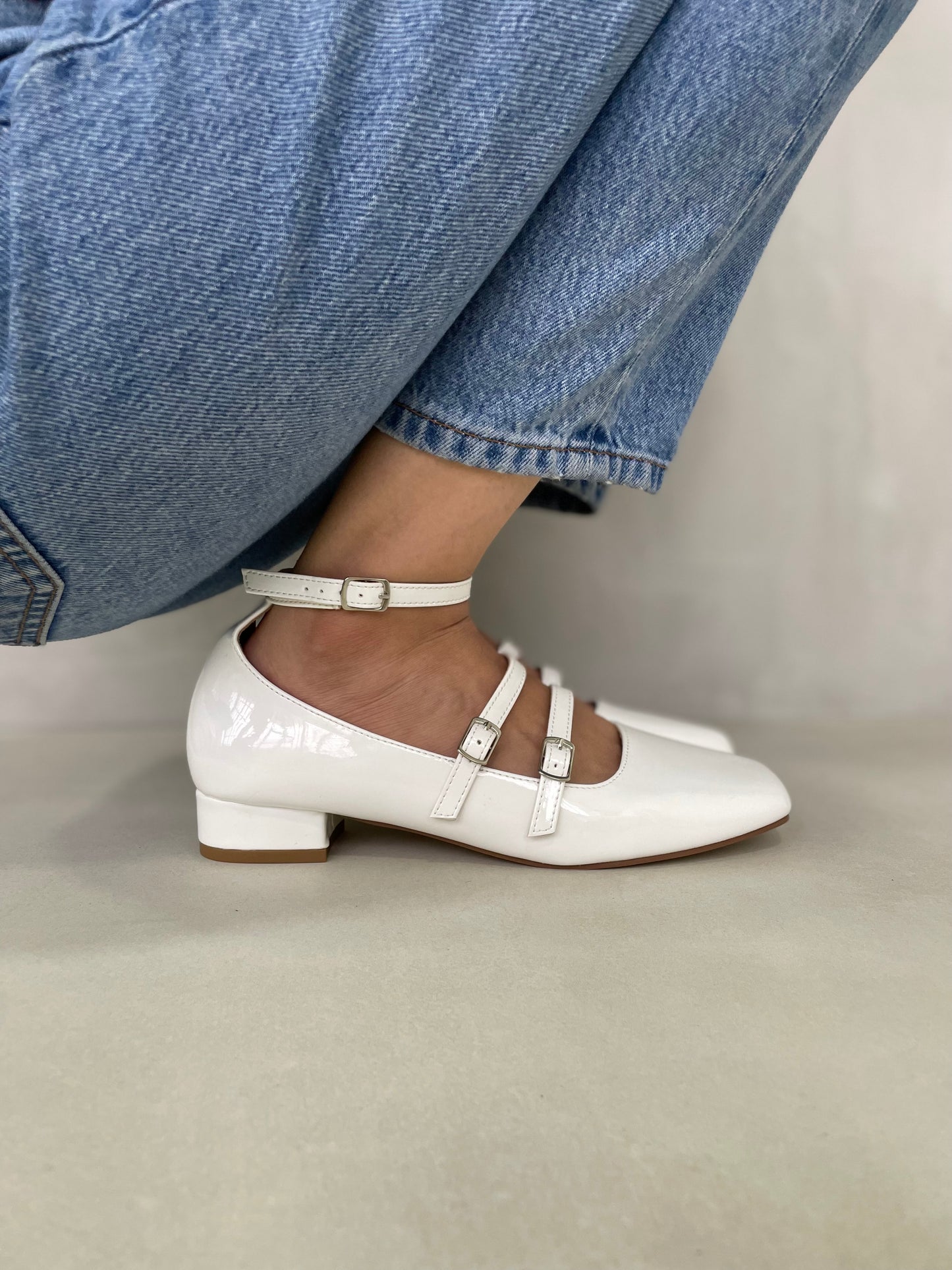 13592 - Zapatos Mary Jane para Mujer en Charol Blanco con Tacón Bajo