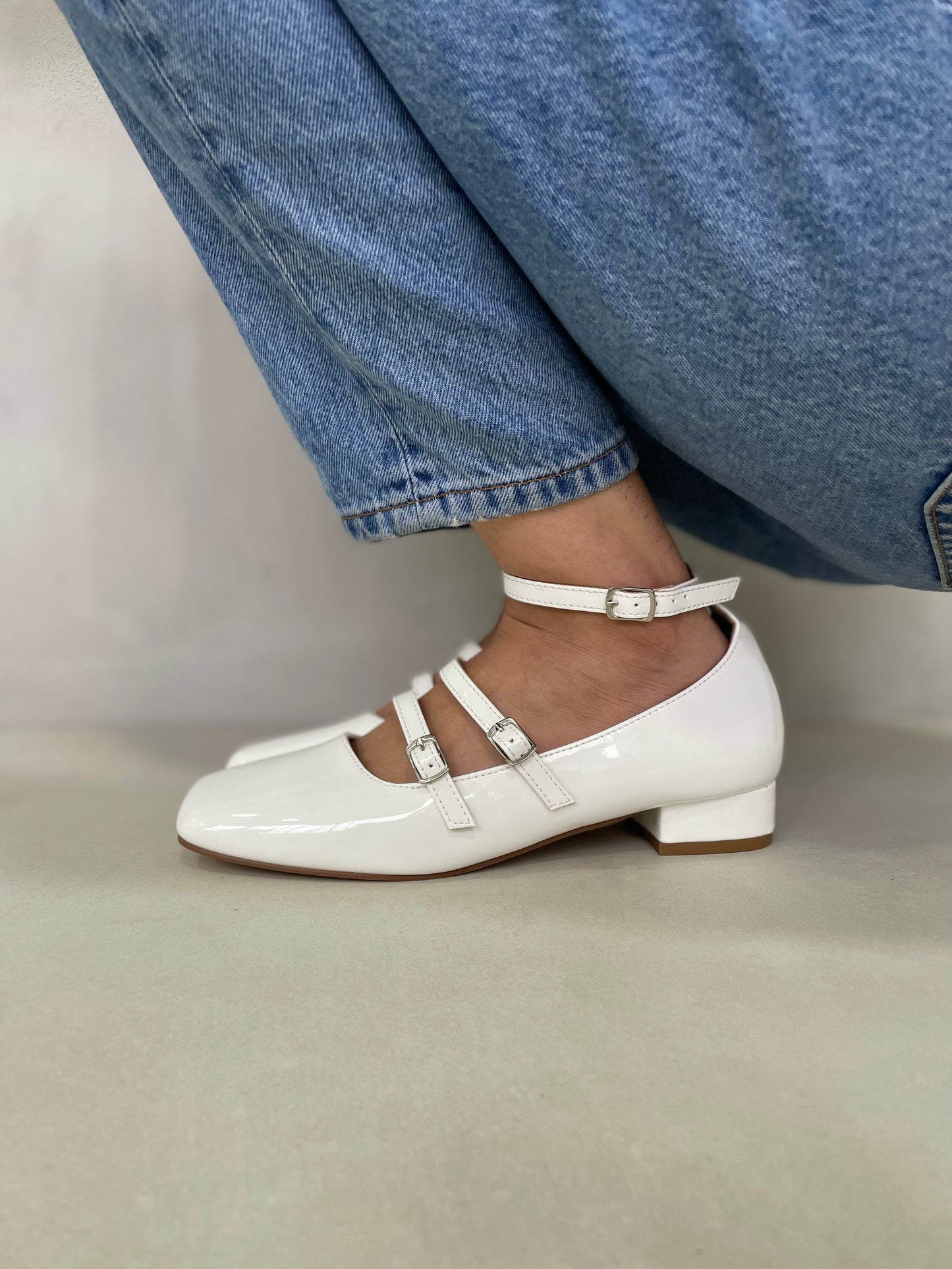 13592 - Zapatos Mary Jane para Mujer en Charol Blanco con Tacón Bajo