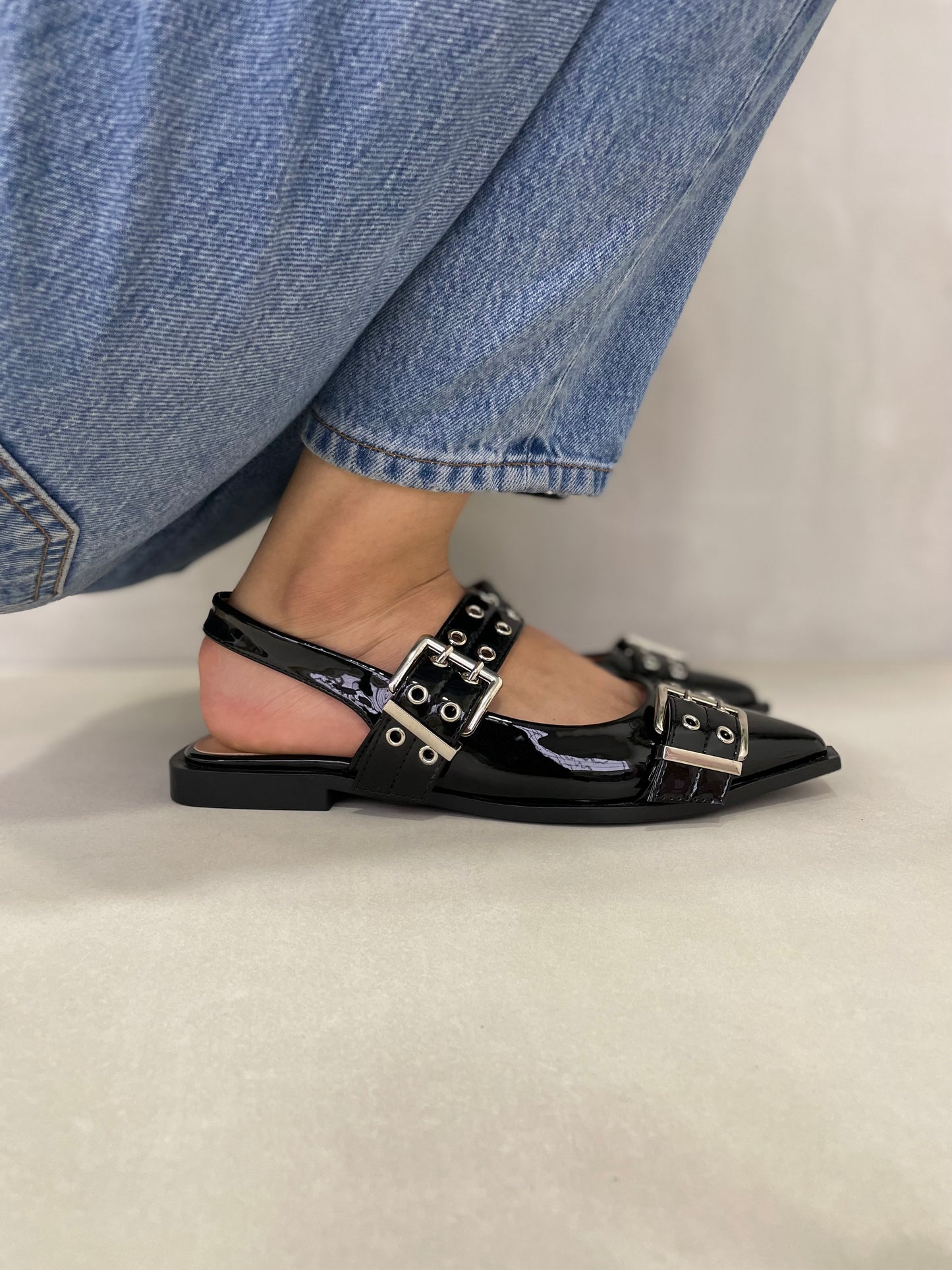 14093 - Zapatos Slingback en Charol Negro con Hebillas