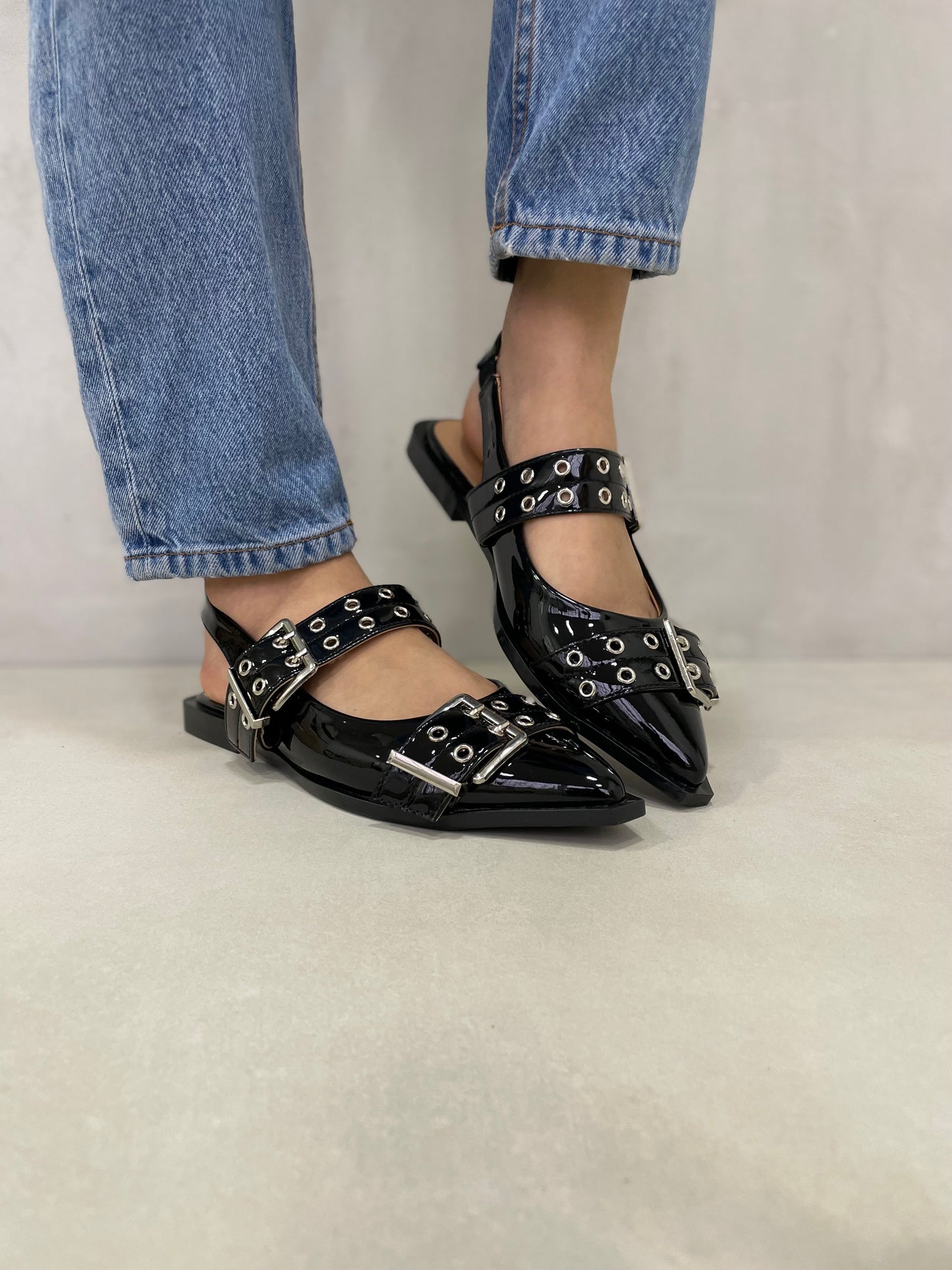 14093 - Zapatos Slingback en Charol Negro con Hebillas