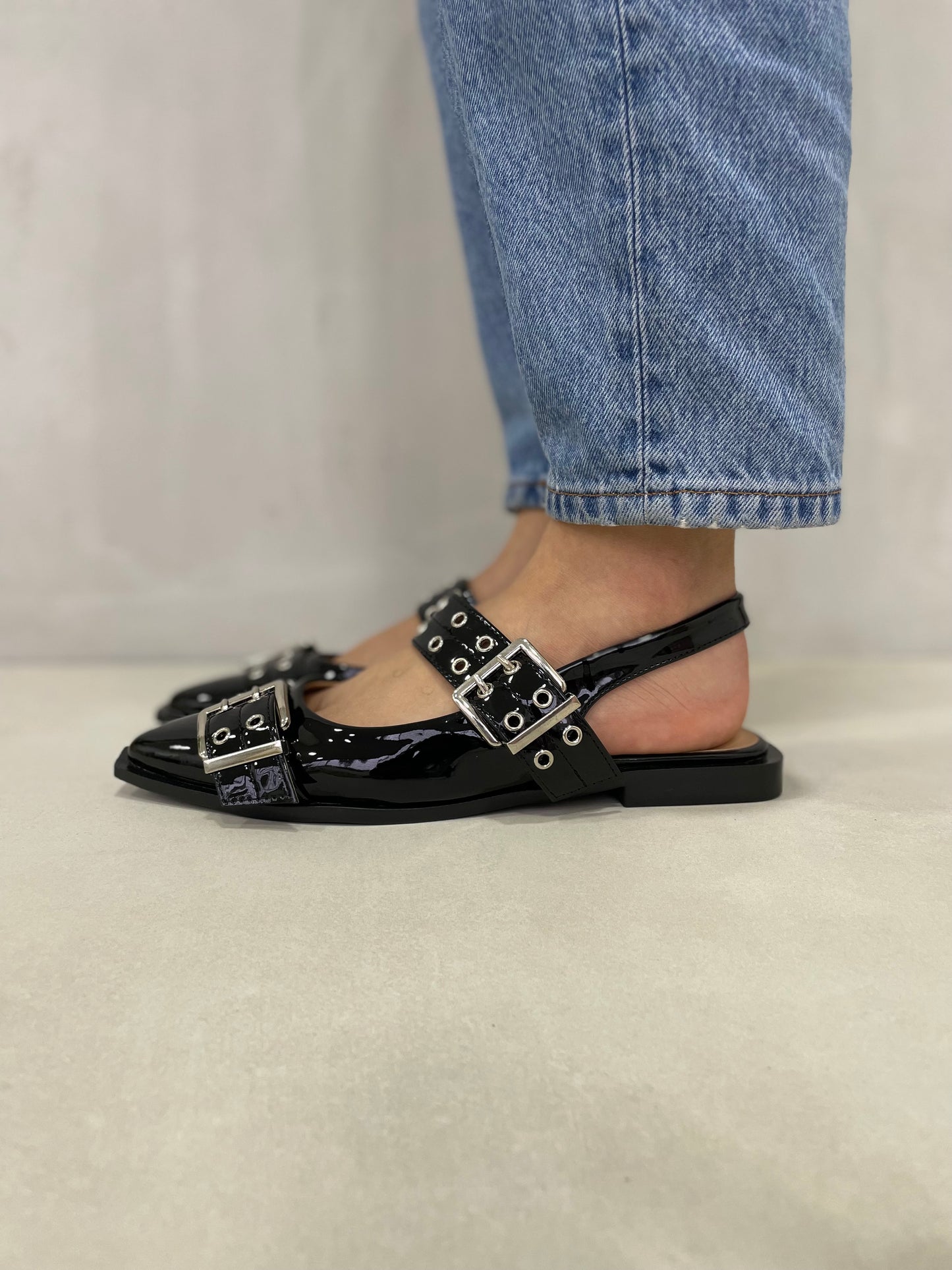 14093 - Zapatos Slingback en Charol Negro con Hebillas