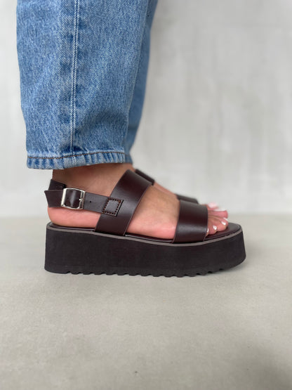 14270 – Sandalias Café Oscuro con Plataforma Alta y Hebilla Ajustable