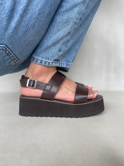 14270 – Sandalias Café Oscuro con Plataforma Alta y Hebilla Ajustable