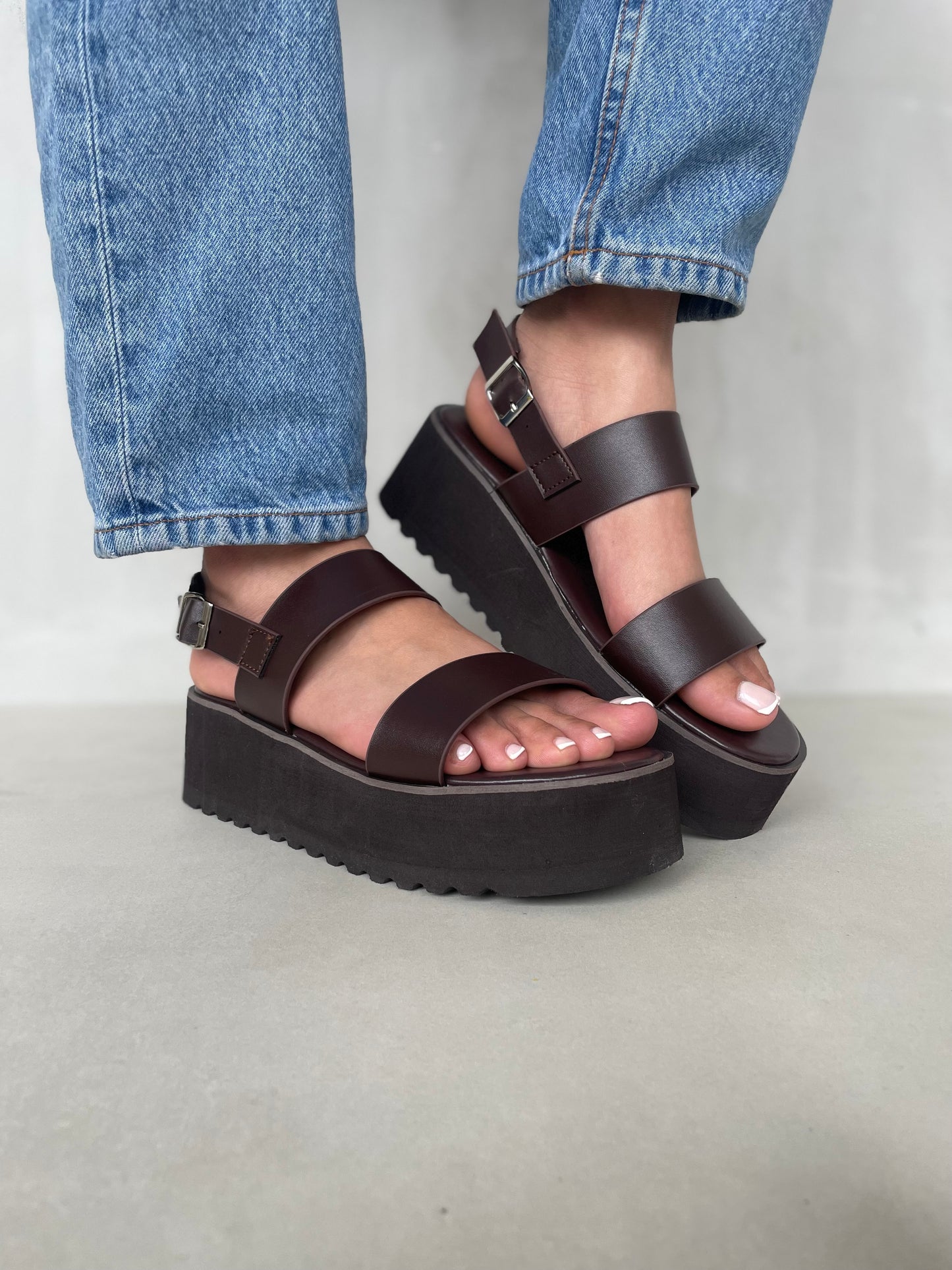 14270 – Sandalias Café Oscuro con Plataforma Alta y Hebilla Ajustable