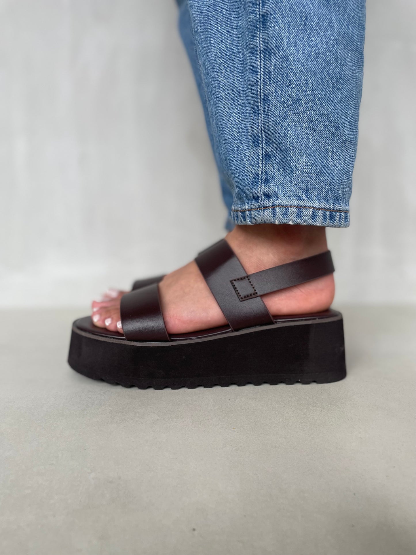 14270 – Sandalias Café Oscuro con Plataforma Alta y Hebilla Ajustable