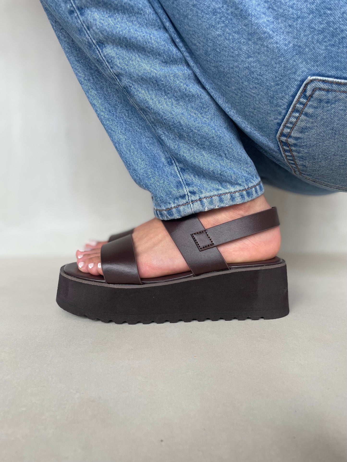 14270 – Sandalias Café Oscuro con Plataforma Alta y Hebilla Ajustable