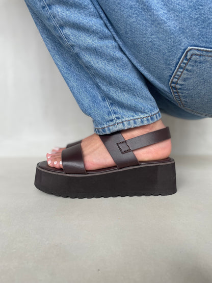 14270 – Sandalias Café Oscuro con Plataforma Alta y Hebilla Ajustable