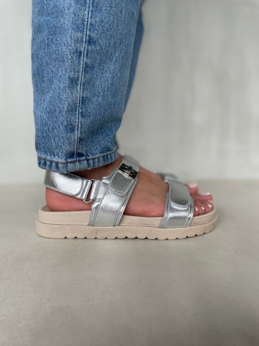 14419 – Sandalias Plateadas con Hebilla y Suela Ergonómica