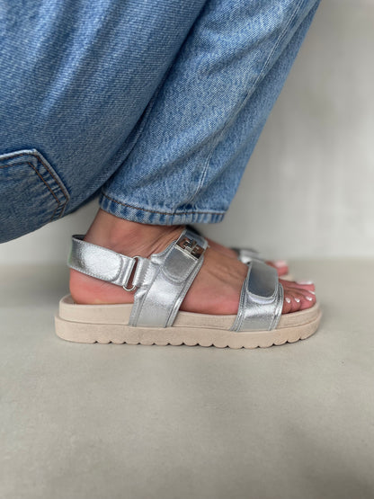 14419 – Sandalias Plateadas con Hebilla y Suela Ergonómica