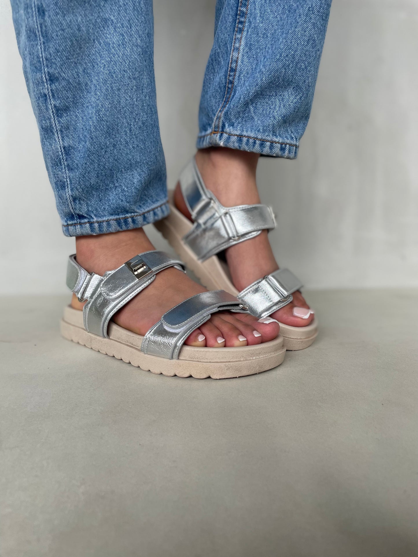 14419 – Sandalias Plateadas con Hebilla y Suela Ergonómica