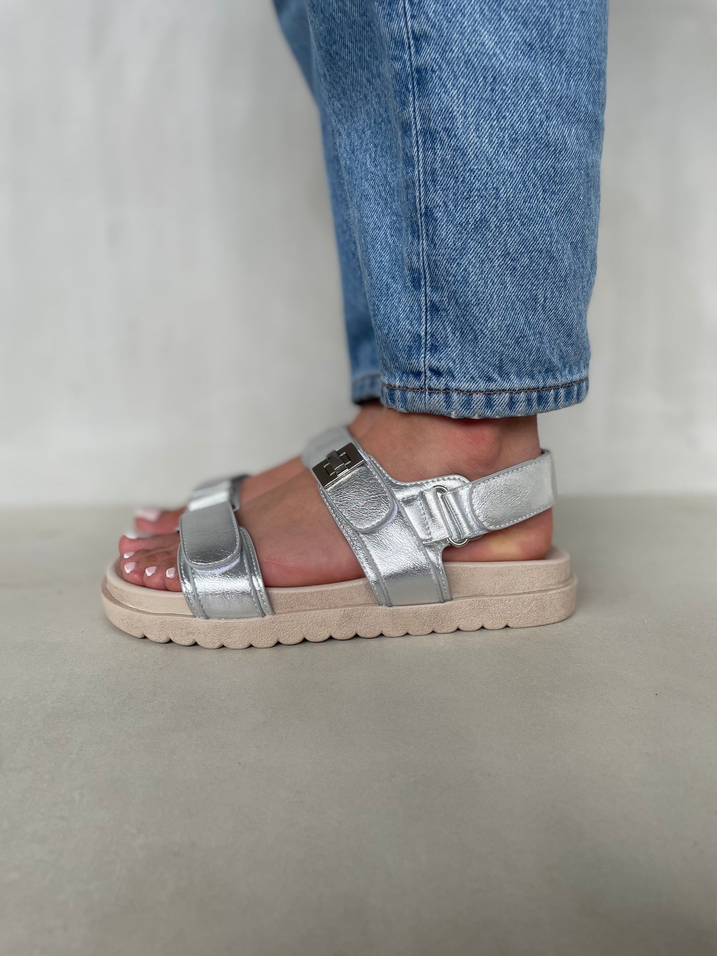 14419 – Sandalias Plateadas con Hebilla y Suela Ergonómica