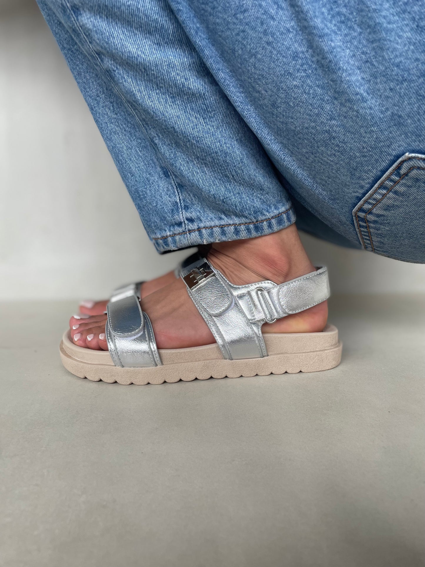 14419 – Sandalias Plateadas con Hebilla y Suela Ergonómica