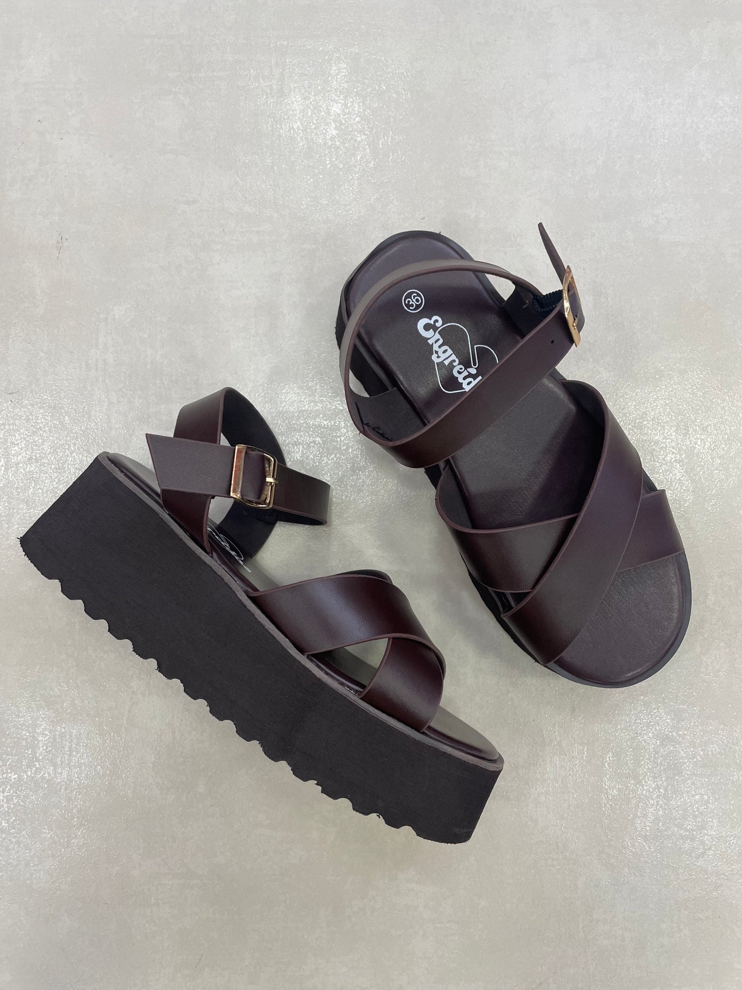 14267 – Sandalias Marrón Oscuro con Plataforma y Cruces en el Empeine