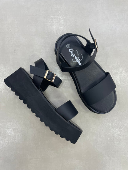 14263 – Sandalias Negras con Plataforma y Hebilla Dorada