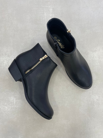 14305 – Botines Negros con Cierre Dorado y Tacón Medio