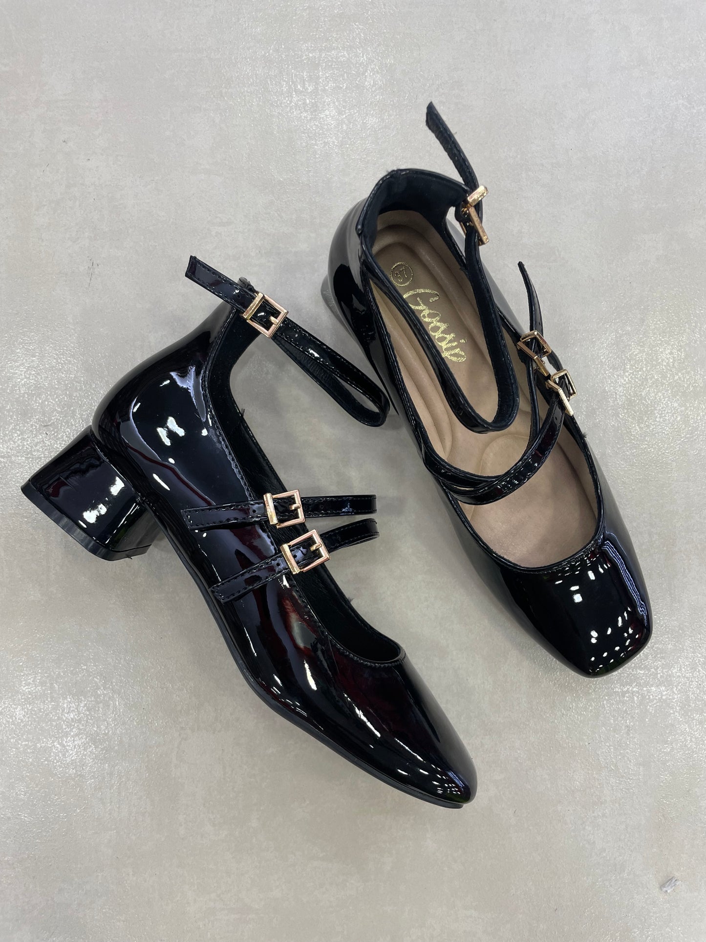 14313 – Mary Jane Negras de Charol con Doble Correa y Tacón Bajo