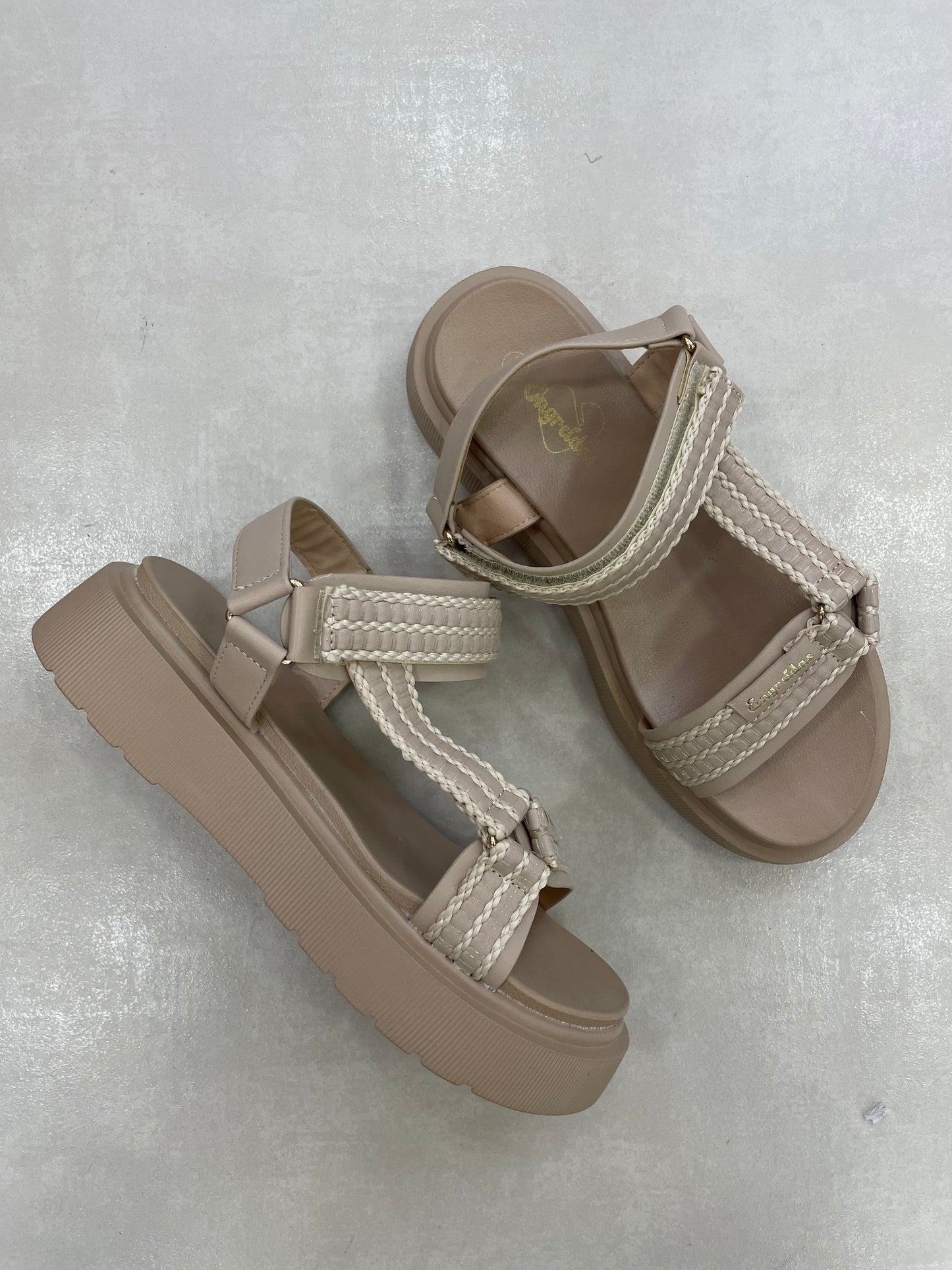 14277 – Sandalias Beige con Plataforma y Cierres Ajustables