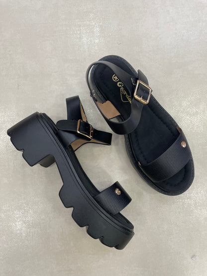 14278 – Sandalias Negras con Plataforma Chunky y Hebillas Doradas