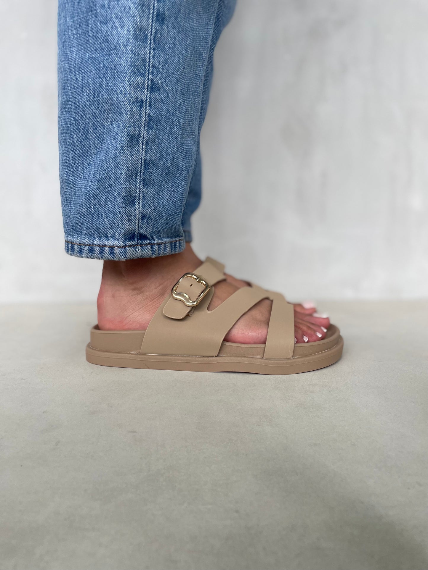 14475 – Sandalias Beige con Hebilla Dorada y Tiras Cruzadas