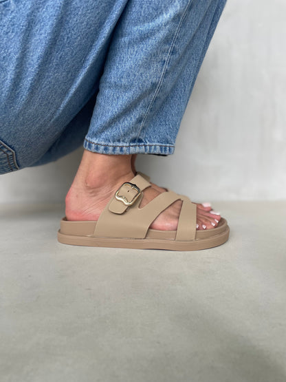 14475 – Sandalias Beige con Hebilla Dorada y Tiras Cruzadas