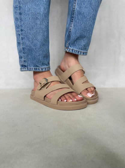 14475 – Sandalias Beige con Hebilla Dorada y Tiras Cruzadas
