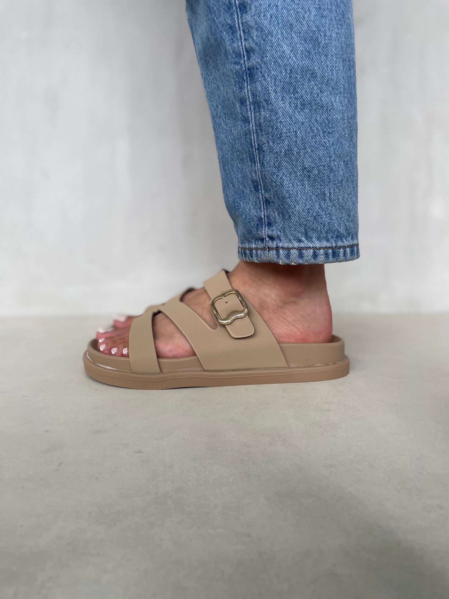 14475 – Sandalias Beige con Hebilla Dorada y Tiras Cruzadas