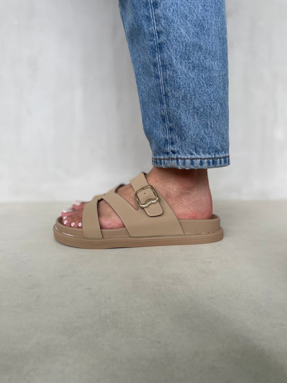 14475 – Sandalias Beige con Hebilla Dorada y Tiras Cruzadas