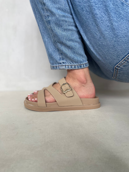 14475 – Sandalias Beige con Hebilla Dorada y Tiras Cruzadas