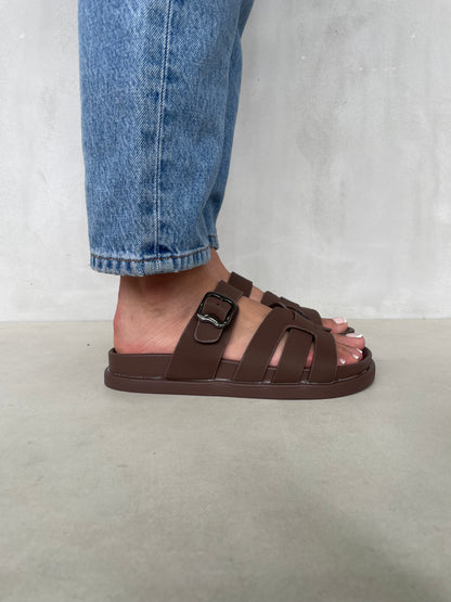 14481 – Sandalias Marrón con Hebilla Plateada y Diseño Entrelazado